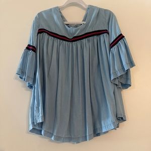 Crown & Ivy curve chambray peasant top